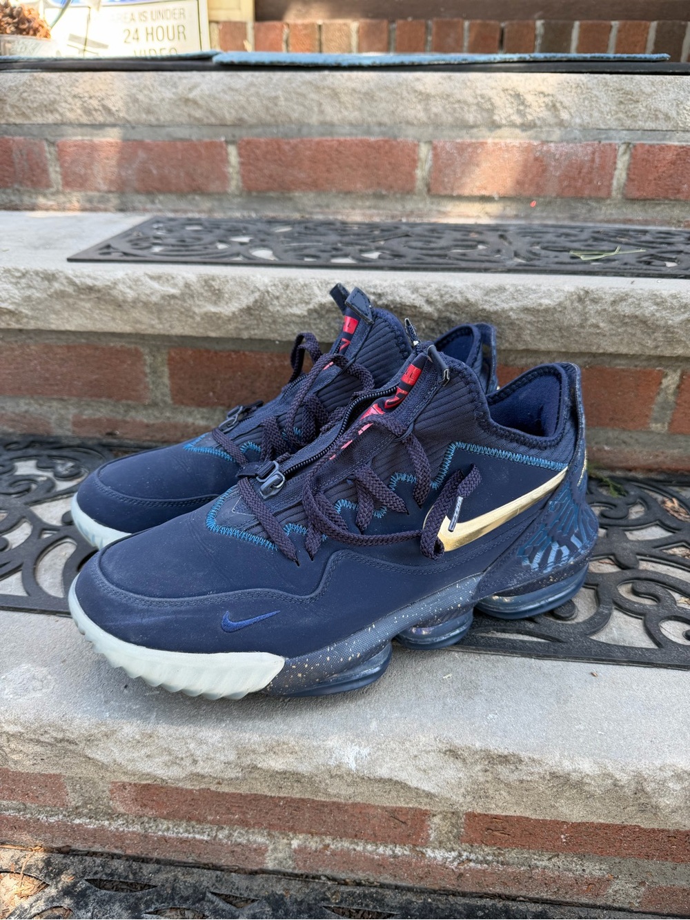 Nike Men’s LeBron 16 low Titan Agimat